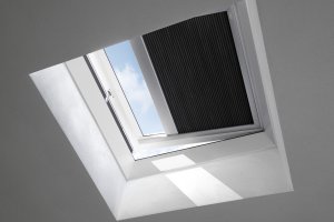 VELUX introduceert elektrische verduisterende Energie Comfort gordijnen voor VELUX lichtkoepels
